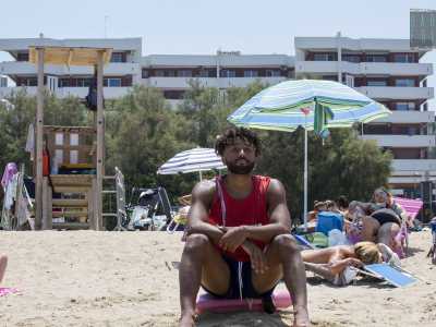 �Siamo nella zona di mare balneabile pi� vicina al porto e alla stazione centrale - sostiene Alessandro, questo il suo nome -, ecco perch� i turisti che hanno fretta di farsi il bagno vengono qua. Alcuni di loro sono parecchio �vivaci�: esagerano con gli alcolici e si gettano in acqua a capofitto